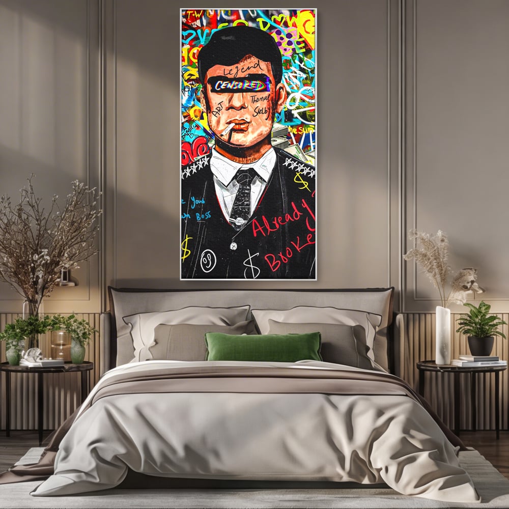 Tablou canvas cu tablou canvas cu personaj tip tommy shelby, in rama de aluminiu argintiu, pe perete intr-un dormitor